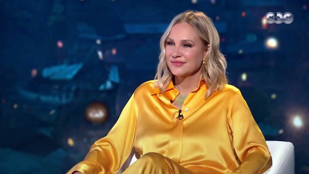 ظهور شيرين رضا بقدم مكسورة على الهواء مع منى الشاذلي - مصدر الصورة: يوتيوب