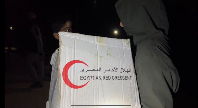 إنزال جوي شمال غزة لأول مرة تضمنت مساعدات عليها شعار الهلال الأحمر المصري/ مواقع التواصل