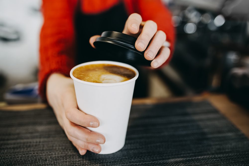 تقديم القهوة في كوب ورقي| shutterstock