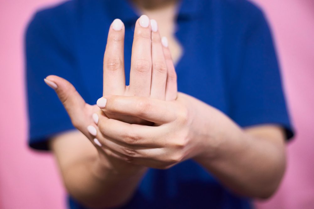 من الأعراض الشائعة عند الإصابة الإحساس بالخدر والتنميل - shutterstock