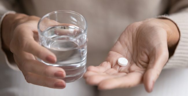 خطأ في تناول الدواء أنهى حياته! سيدة تعثر على والدها الثمانيني ميتاً بعدما تناول علاجاً لشخص آخر 