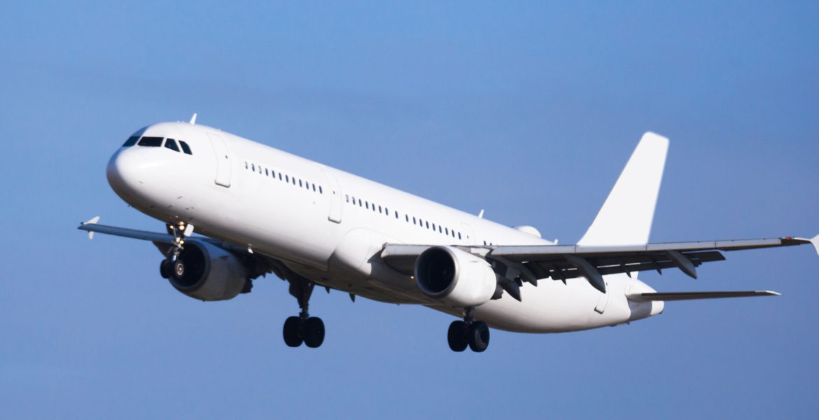 لكمات “في الجو”.. اندلاع شجار عنيف بين راكبين على متن طائرة أمريكية وهذا مصيرهما (فيديو)