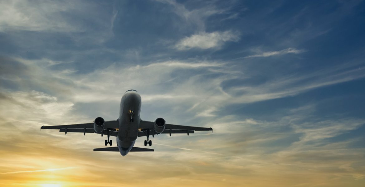 الطالب تيم تشين يسافر مرتين في الاسبوع| shutterstock