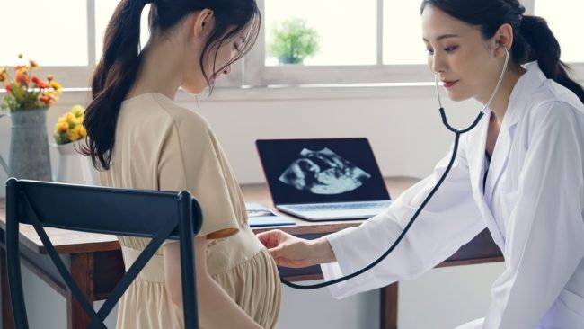 من بينها المأكولات البحرية واللحوم غير المطهية..  تجنبي تناول هذه الأطعمة خلال فترة الحمل 