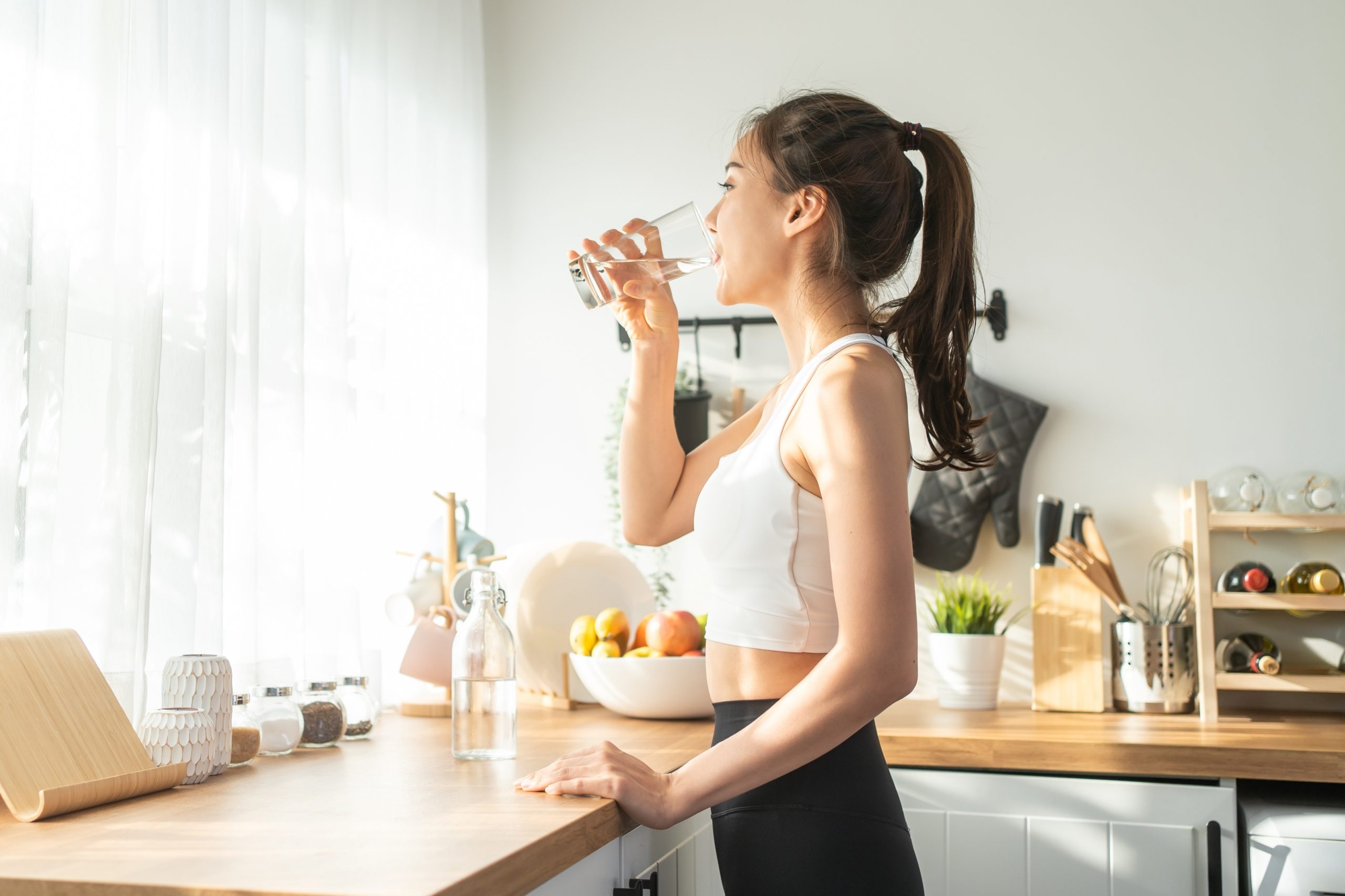 Shutter Stock/ عندما تشعر بالمرض، يمكن أن يكون الماء أو كما يُطلق عليه مشروب H2O  واحداً من أكثر المشروبات المفيدة التي يمكنك تناولها.