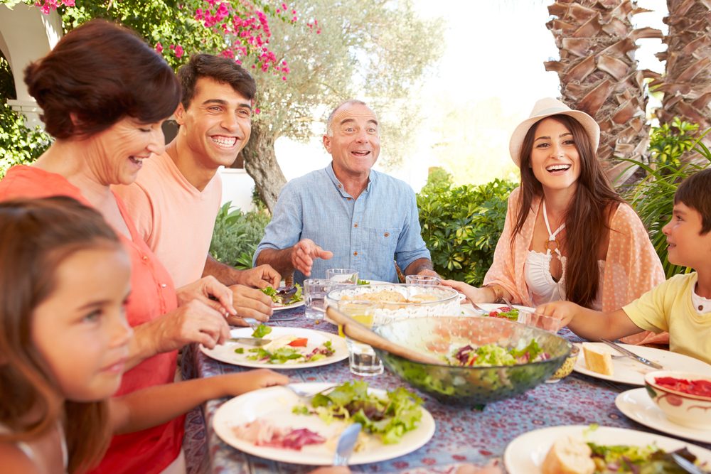 المعمرون يعيشون بشكل صحي| shutterstock