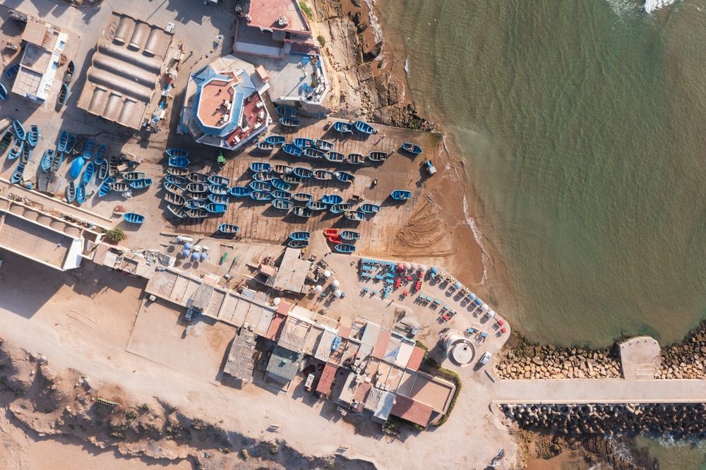 نظرة على ميناء وشاطئ إمسوان| shutterstock