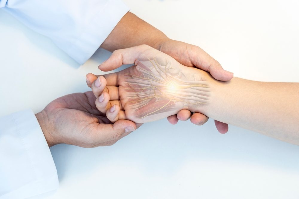 من الضروري استشارة الطبيب عند ملاحظة الأعراض - shutterstock