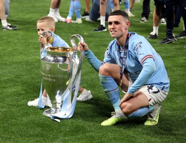 أصبح أباً ولم يُكمل العشرين من عمره ويقتدي بليونيل ميسي.. كيف حقق فيل فودين كل شيء في سن صغيرة؟!