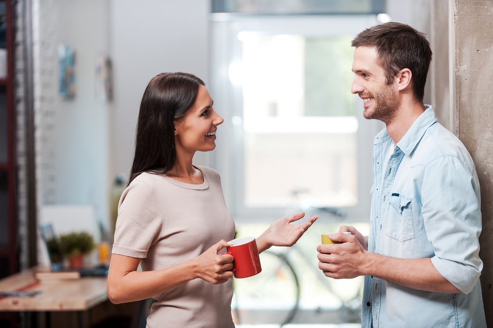 اللطف الزائد قد يجعل الآخرين يظنون أنك لديك نوايا خفية - shutterstock