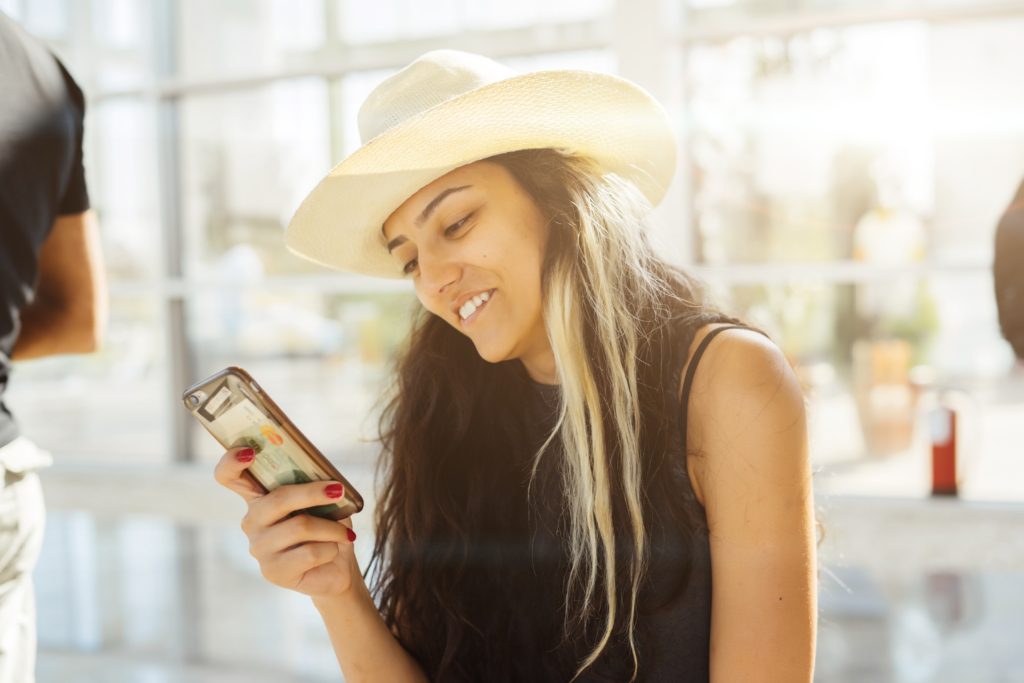 لماذا يجدر بك تجنّب حمل بطاقات البنك خلف الموبايل؟