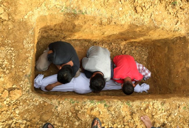 “وَمِن وَرَائِهِم بَرْزَخٌ إِلَىٰ يَوْمِ يُبْعَثُونَ”.. ما عالم البرزخ الذي نعيشه بعد الموت؟