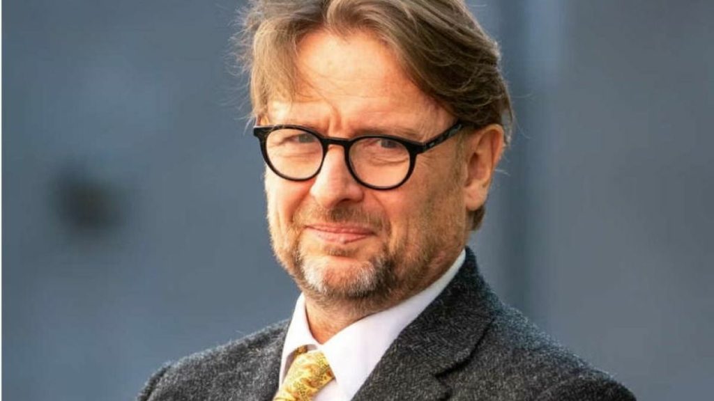 أكاديمي بريطاني