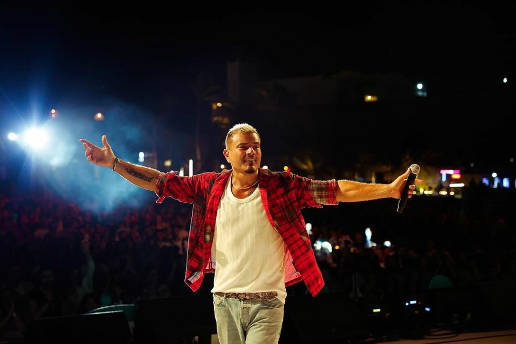 Social Media/ عمرو دياب يصف سائقه بالحيوان