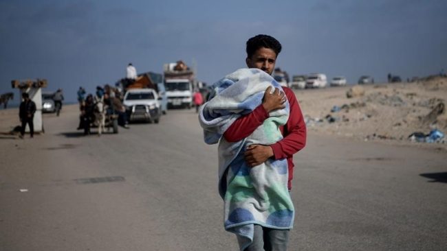 جيش الاحتلال يطالب سكان خان يونس بإخلاء المناطق الشرقية من المدينة.. اقتطع جزءاً من “المنطقة الآمنة”