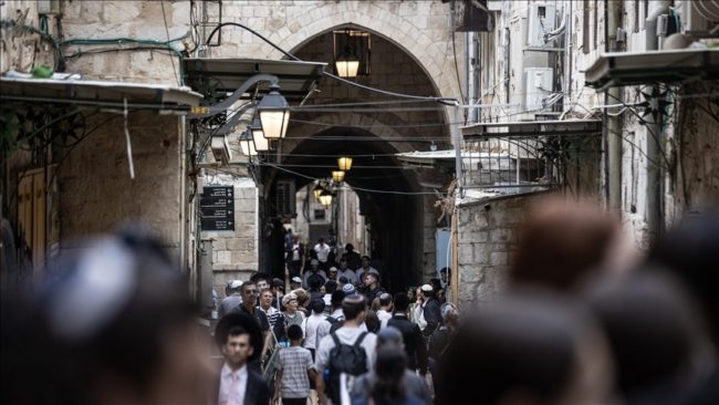 مستوطن بصق عليه وآخر شتم المسيح.. راهب ألماني يتعرض للاعتداء في القدس المحتلة (فيديو)