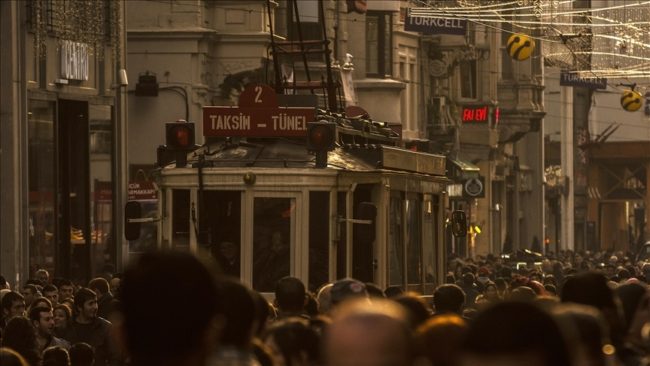 فيديو لسيدة تركية تلقي بنفسها أمام قضبان الترام لإنقاذ حفيدها من الموت.. وهذا مصيرها