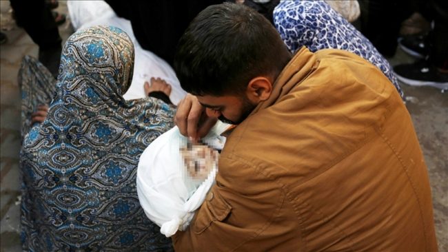 الحرب تطفئ بهجة فلسطيني بطفله الأول! أُنجب في خيمة نزوح بعد 12 عاماً من الانتظار وسط فقدان لأدنى مقومات الحياة