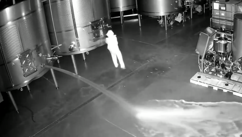 رجل ملثم يقتحم مصنع خمور