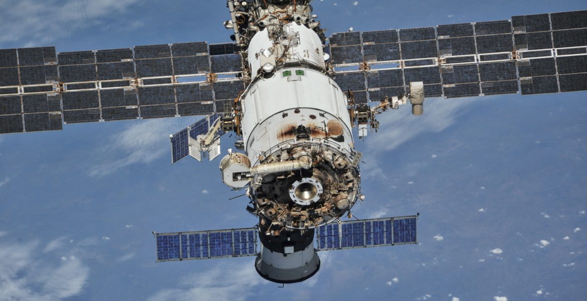 لا يحترق في الفضاء ولا يتعفن.. اليابان تعتزم بناء أول قمر اصطناعي من الخشب بالعالم، وهذا حجمه 