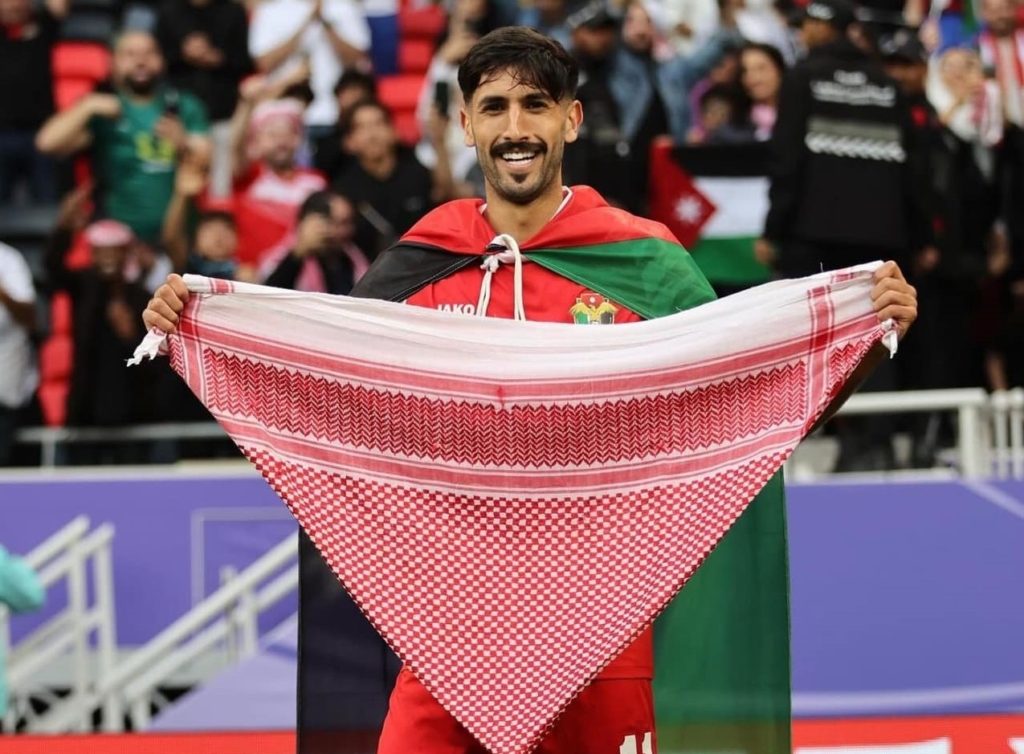 احتفال يزن النعيمات بشعار المثلث الأحمر المقلوب والمسافة صفر (حساب اللاعب في فيسبوك)