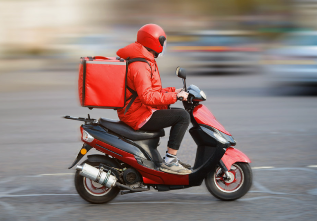 لن تصدق ماذا فعل.. تصرف صادم لسائق توصيل في مبنى سكني بعد إيصال الطعام.. والشرطة تتدخل 