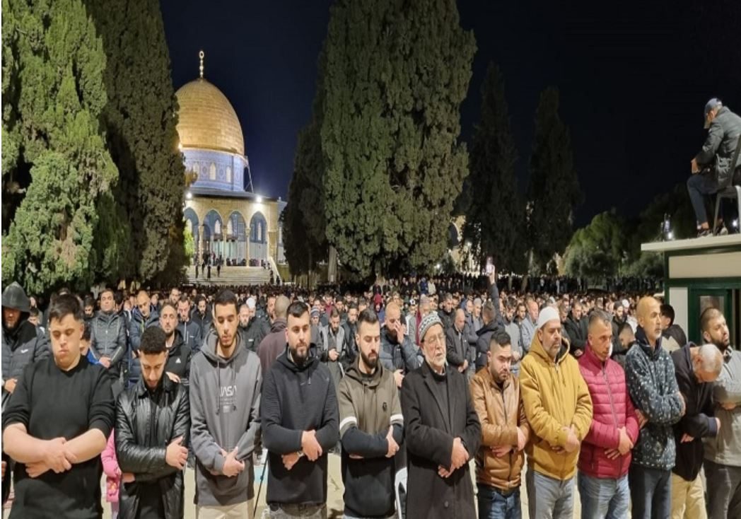 رغم قيود الاحتلال والاعتقالات.. 35 ألف مصلٍّ أدوا صلاة التراويح بـ”الأقصى”، ودعاء مؤثر لشهداء فلسطين