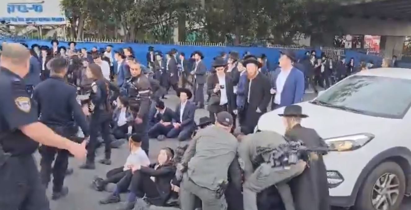 اشتباكات عنيفة بين اليهود المتدينين والأمن بالقدس المحتلة.. خرجوا في مظاهرات رفضاً لتجنيدهم (فيديو)