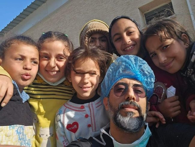 “حمل روحه معه” ودخل غزة ولم يخبر أحداً من أهله.. طبيب عماني متطوع يشغل مواقع التواصل (فيديو)