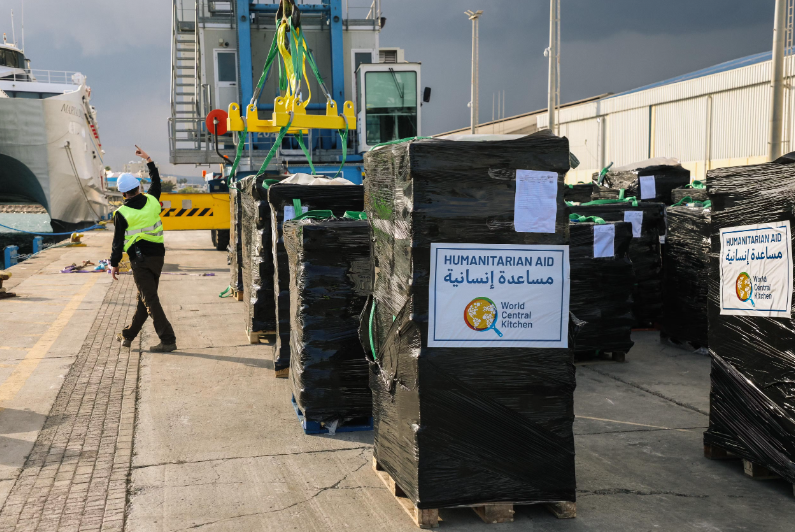 المطبخ المركزي العالمي أسسه الشيف خوسيه أندريس لتوزيع الوجبات على المناطق المنكوبة - WCK