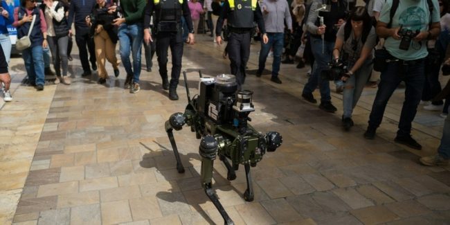 شرطة ولاية أمريكية “تكرّم” كلباً آلياً! ساعدها في الوصول لشخص مسلح بعد أن تلقى عدة طلقات 