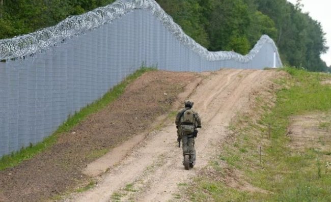 بريطاني يحاول دخول الأراضي الروسية سيراً على الأقدام.. أراد لقاء حبيبته وزعم أن الأقمار الصناعية ضللته (فيديو)