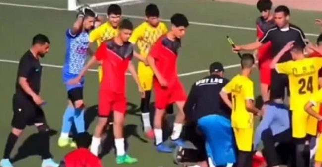 وفاة لاعب جزائري بعد أسبوع من دخوله في غيبوبة.. تعرض لإصابة مروعة في الرأس خلال المباراة (فيديو)