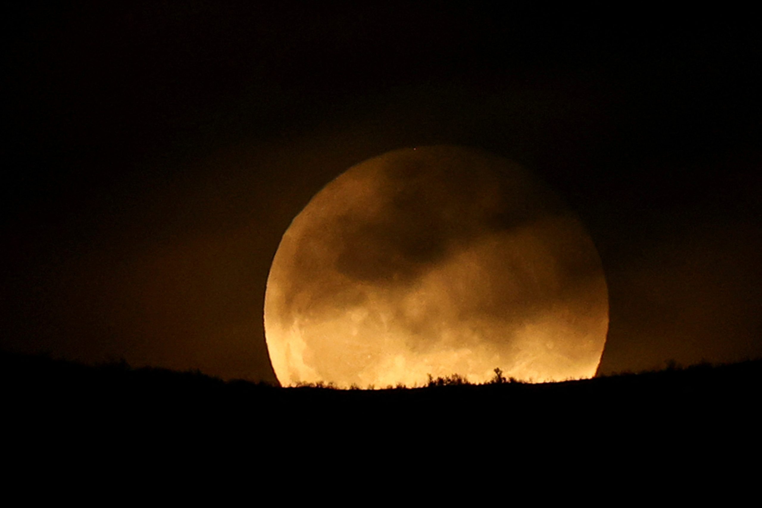 لماذا قد ينشب صراع بين أمريكا والصين حول القمر رغم أن ثرواته تكفيهما؟ فتش عن الفوهات الغامضة المحفورة بسطحه