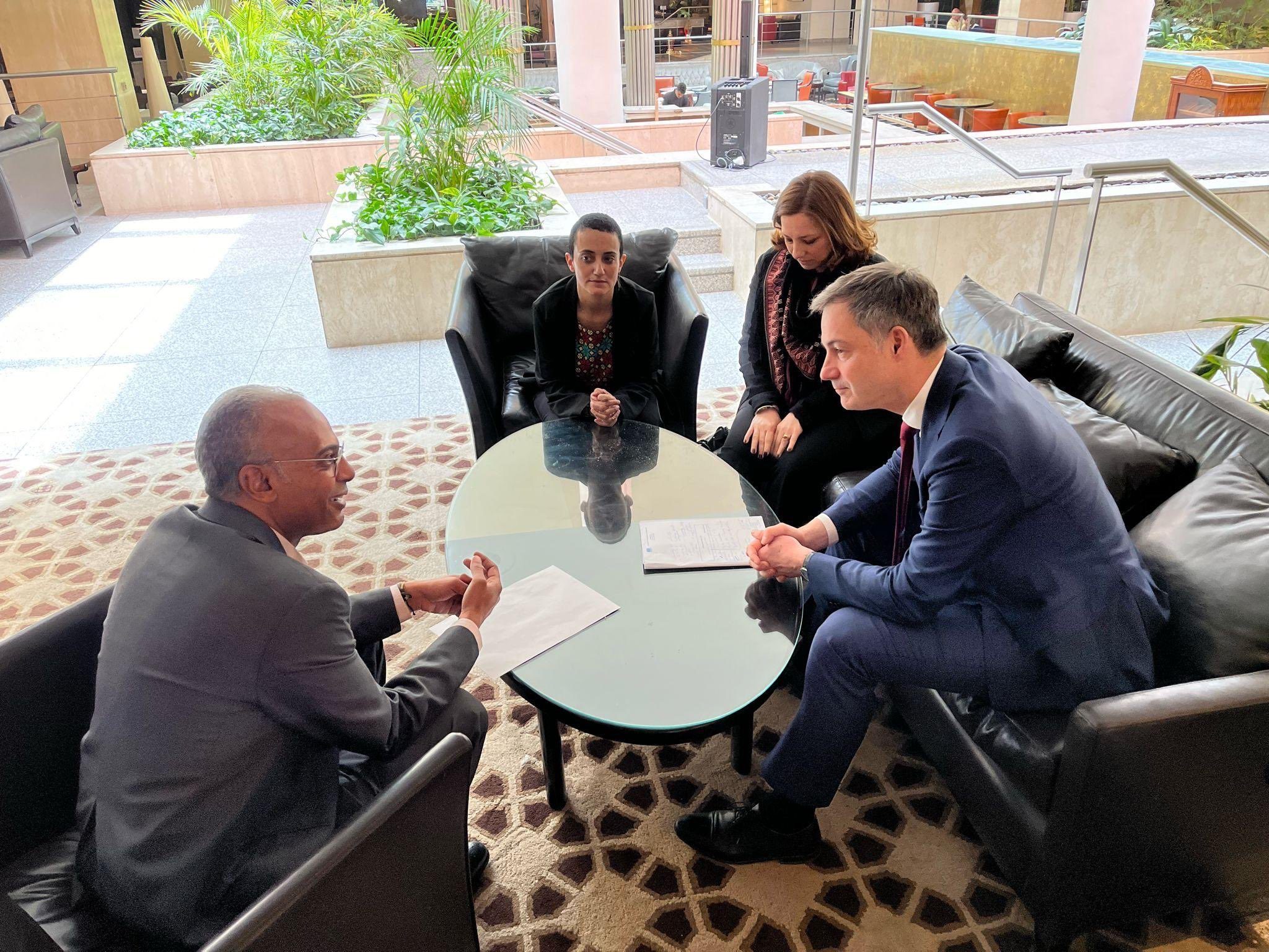 حسام بهجت في لقاءه برئيس وزراء بلجيكا اليكساندر ديكرو/ صفحة حسام بهجت على تويتر