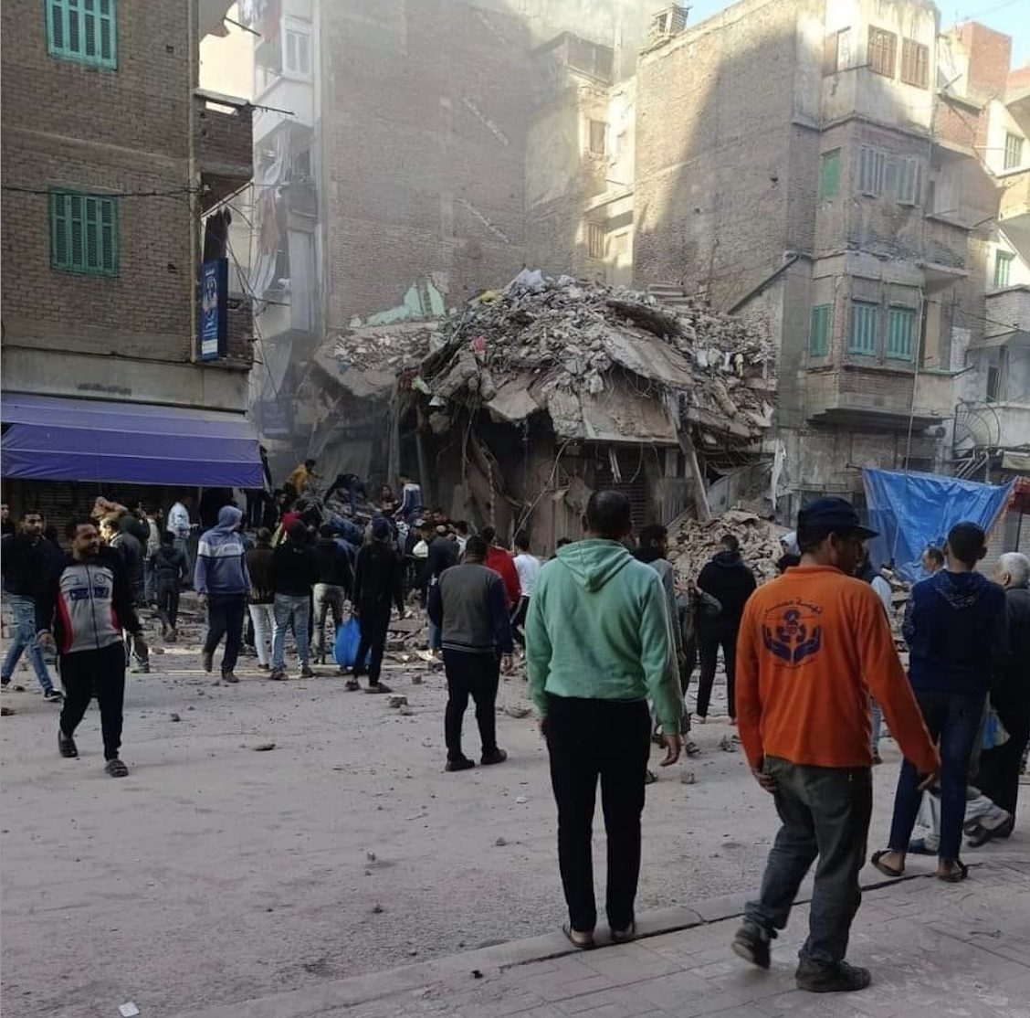مصرع 4 أشخاص في انهيار عقار بمدينة الإسكندرية.. ونشطاء يهاجمون الحكومة: أرخص ما يكون في مصر هو المواطن (فيديو)