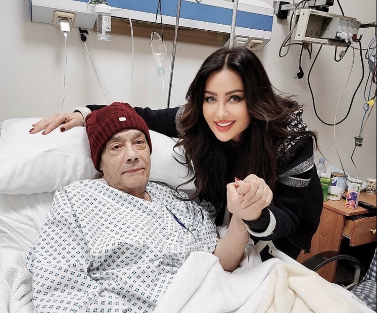 الموسيقار المصري إلى جانب لطيفة قبل وفاته| مواقع التواصل