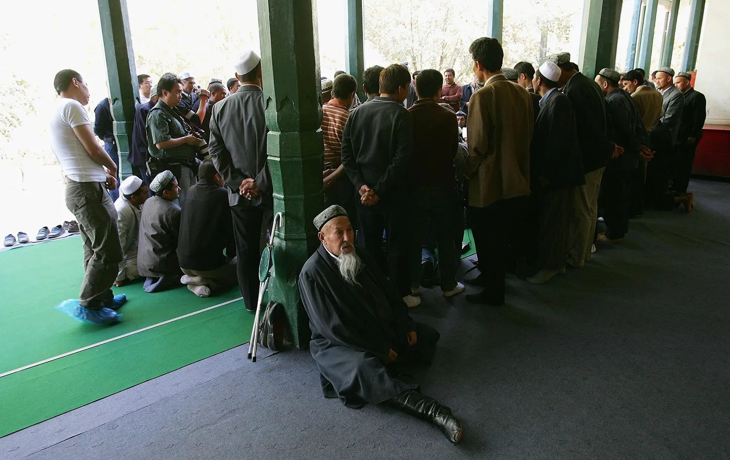 الأويغور يستمعون إلى إمام مسجد عيد كاه في ولاية كاشغر بمقاطعة شينجيانغ في 15 أكتوبر 2006/ Getty