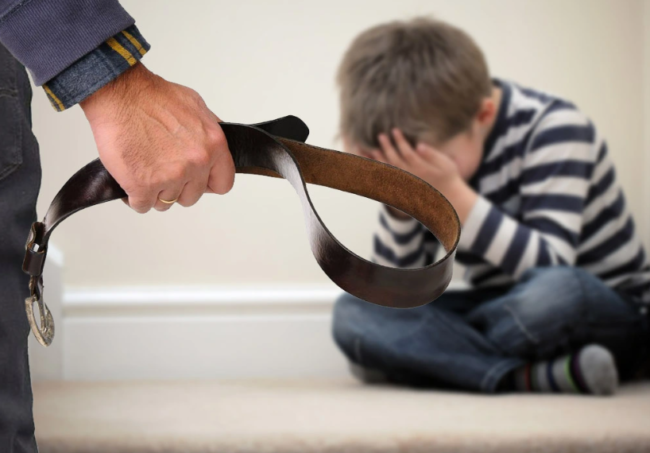 هل يمكنك أن تؤدّب ابنك بالضرب بطريقة ذكيّة؟.. دراسة مفاجئة حول تأثير تأديب الأطفال بالضرب