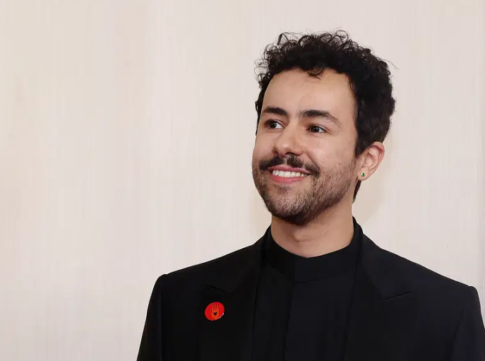 رامي يوسف بالجلابية في الأوسكار ويضع شعاراً للمطالبة بوقف إطلاق النار في غزة - مصدر الصورة: رويترز