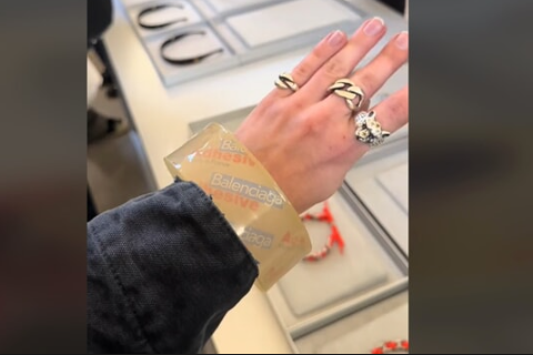 سوار شريط لاصق من دار الأزياء الإسبانية "بالنسياغا-Balenciaga" في أسبوع الموضة في باريس - Tik Tok