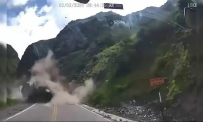 فيديو مرعب يوثق لحظة سقوط صخور عملاقة على شاحنتين في الطريق.. حطمتهما كلياً وهذا مصير السائقين