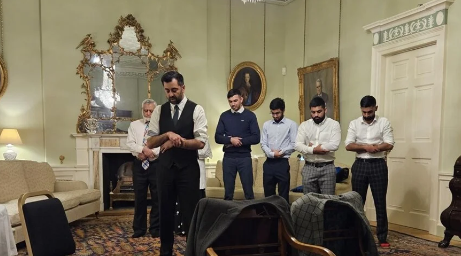 رفع الأذان في بيت وزير اسكتلندي