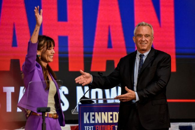 ملياردير أمريكي ينفذ خطة مركبة لإسقاط بايدن.. تبرع لترامب ولمرشح منافس له لتقسيم أصوات الديمقراطيين