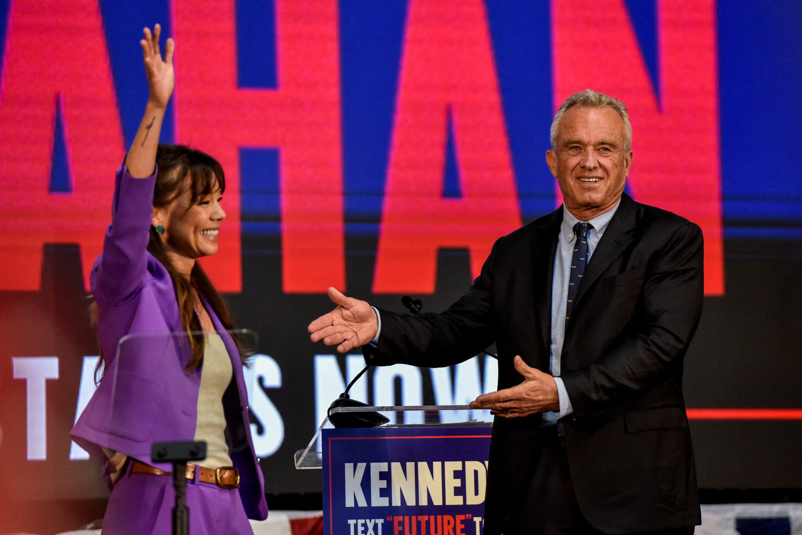 ملياردير أمريكي ينفذ خطة مركبة لإسقاط بايدن.. تبرع لترامب ولمرشح منافس له لتقسيم أصوات الديمقراطيين