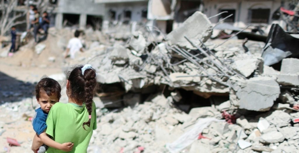 قصة مأساوية لطفلة غزاوية أصيبت بقصف للاحتلال في جباليا