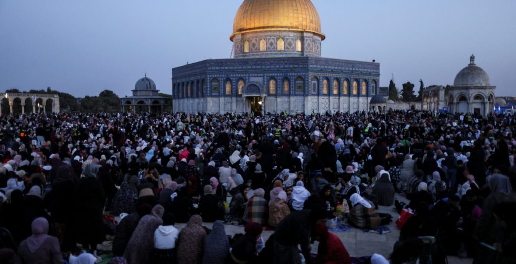 ألف فلسطيني يؤدون الجمعة الثانية من رمضان في الأقصى