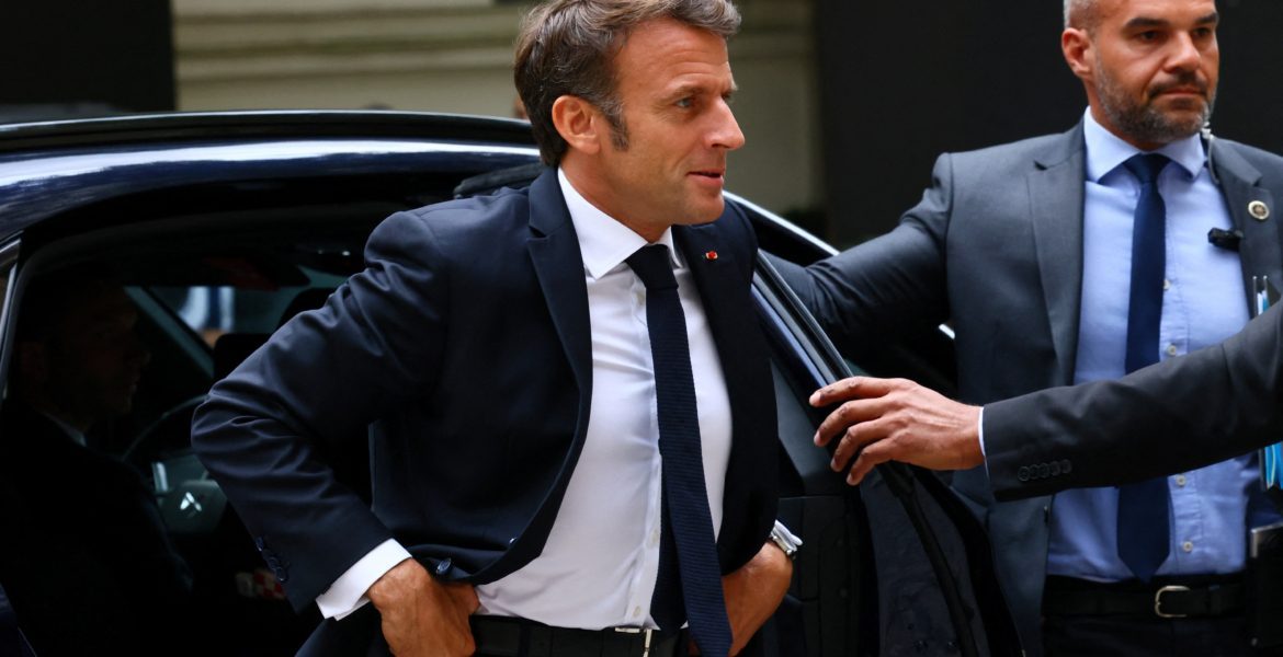 “لا تدع الأطفال يموتوا”.. فيديو لامرأة فرنسية تستوقف ماكرون في الشارع وتطالبه بفعل شيء لوقف الحرب على غزة