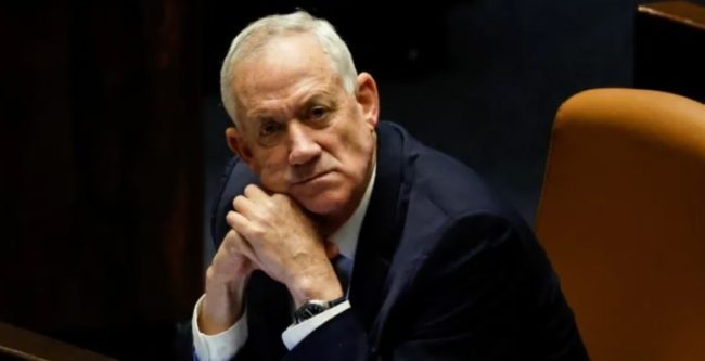 فيديو لمشاركة غانتس وأفيخاي بإفطار رمضاني يثير غضباً واسعاً.. عائلة بدوية من النقب استضافتهما 