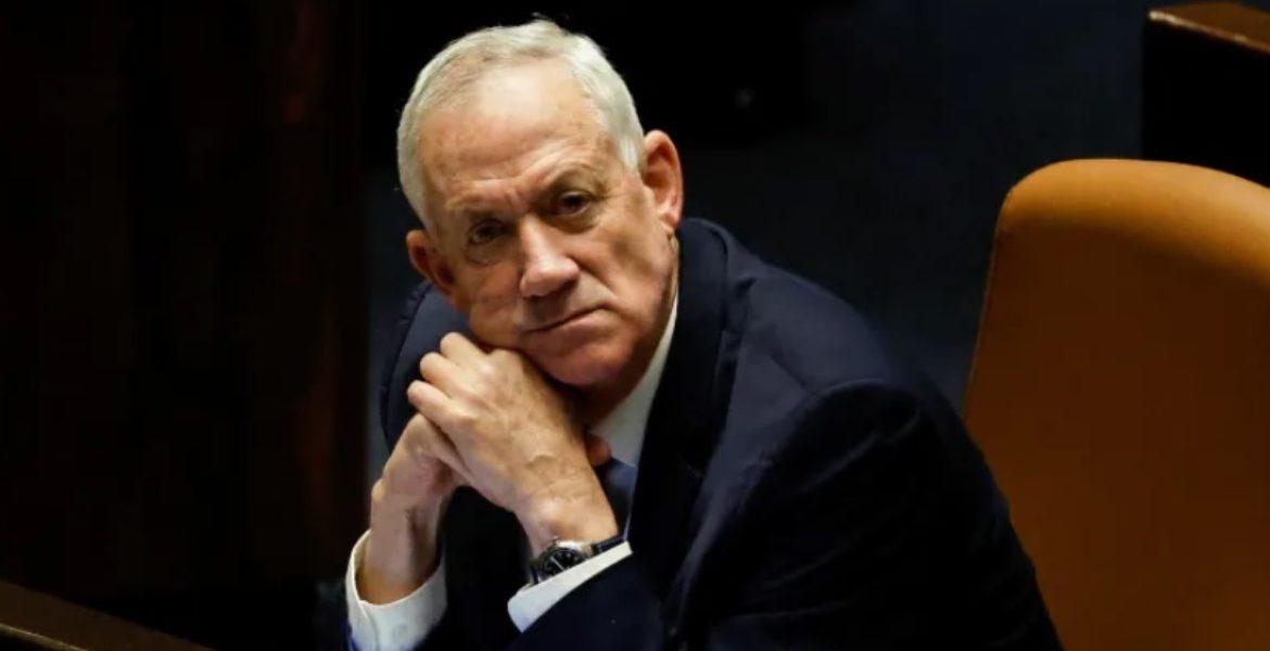 فيديو لمشاركة غانتس وأفيخاي بإفطار رمضاني يثير غضباً واسعاً.. عائلة بدوية من النقب استضافتهما